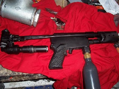 Basicly built around the barrel, the gun is as compact as it could be, without sacrificing barrel lenght.<br />The entire gun is about 1 inch longer than the barrel is.