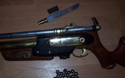 magazineshatterhand 003.JPG (128.43 KiB) Viewed 5230 times so proud right now..Notice the rubber washers on the bolt wich help to keep it locked and work as a bumper for the action.