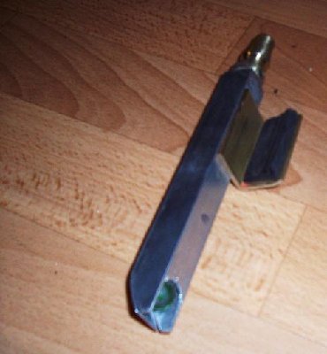 magazineshatterhand 004.JPG (90.89 KiB) Viewed 5215 times You can see the marble inside wich is glued to the magspring.The only way to push out the last BB.<br />The bracket slides in between the barrel and chamber and locks in position between the black sideplates of the body.