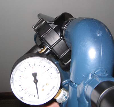 This is what it looks like when you hold the gun, you can clearly see your pressure. The gun is compact so you have a clear field of view.I am planning to make sights.