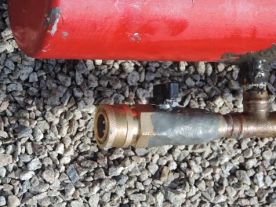 A Quick-Connect fitting, used as an alternative way of re-pressurizing.