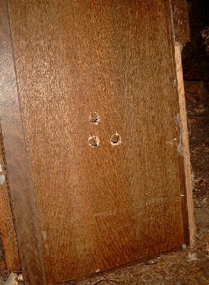 I testfired three times at a thin wooden plate (4 mm) and a thicker plate (2 cm). Here the dammage at the first thin plate, nice round holes of 25 mm :)